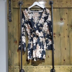 LULUS FUN FLORAL LONG SLEEVE SHORTS ROMPER SIZE Medium